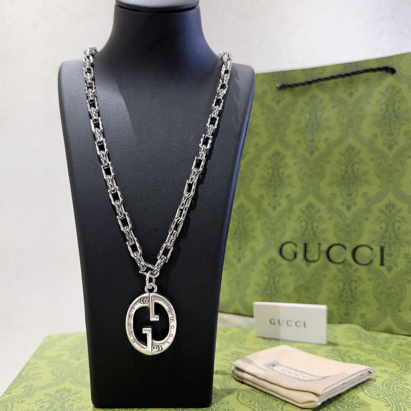 G*u*i necklaces